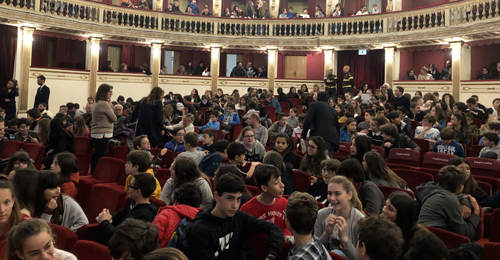 studenti al Teatro Mercadante contro le tossicodipendenze